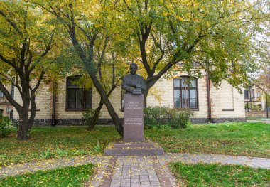 Kiev, Ukrayna. 25 Ekim 2022. KPI 'deki Lebedev Sergey Alekseevich anıtı. TEXT TRANSLATION: Sergey Alekseevich Lebedev. Elektronik bilgisayar diğer teknolojilerden daha az önemli olmasa da,