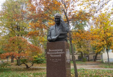 Kiev, Ukrayna. 14 Ekim 2022. KPI 'deki Vladimir Chelomey anıtı tanınmış bilim adamlarının geçidinde. TEXT TRANSLATION: Uzaya giden yolu biliyorum