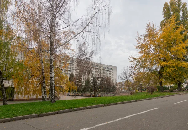 キエフ ウクライナ 2022年10月14日 秋にキエフ工科大学の一般技術学部の7号館 — ストック写真