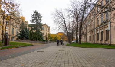 Kiev, Ukrayna. 25 Ekim 2022. Sonbaharda Kyiv Politeknik Enstitüsü 'nün kampüsünde.