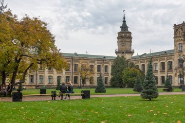 Kiev, Ukrayna. 25 Ekim 2022. Bir sonbahar günü Ukrayna Ulusal Teknik Üniversitesi 'nin avlusunda öğrenciler