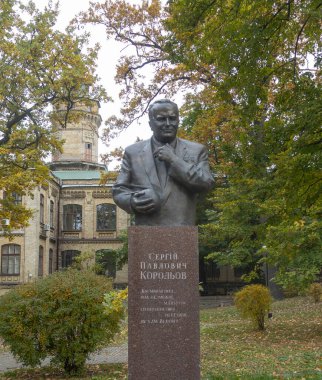 Kiev, Ukrayna. 25 Ekim 2022. Bilim adamlarının geçtiği sokakta KPI 'de tasarımcı Korolyov' un anıtı. TEXT TRANSLATION: S.KOROLEV Uzay keşiflerinin sınırsız bir geleceği vardır.