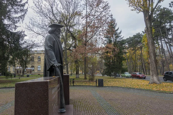 キエフ ウクライナ 2022年11月8日 キエフ工科大学で世界的に有名な科学者D メンデレーエフへの記念碑 — ストック写真