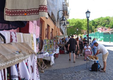 Kiev, Ukrayna, 5 Mayıs 2018 Kyiv 'de Andreevsky Descent hatıra ticareti