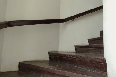 Kiev. Ukrayna. 16 Mayıs 2019 Kiev-Pechersk Lavra Kulesi 'nin Büyük Lavra Çan Kulesi içindeki tahta merdiven.