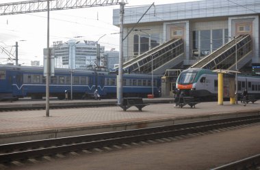 Minsk, Belarus. 15 Ekim 2023: Minsk 'teki tren istasyonunun platformlarında duran trenler