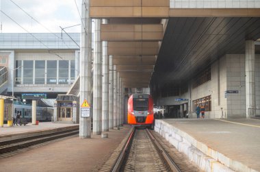 Minsk, Belarus. 15 Ekim 2023 Minsk tren istasyonunda uzun mesafe Lastochka treni