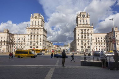 Minsk, Belarus. 15 Ekim 2023. İstasyon Meydanı 'ndaki Minsk şehir kapısı kuleleri mimari kompleksi