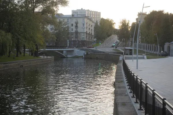 Bir sonbahar günü, Minsk 'teki Svisloch Nehri' nde, Central Children 's Park yakınlarında.