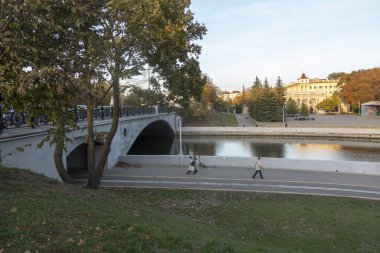 Minsk, Belarus. 15 Ekim 2023 Köprüsü Svisloch Nehri üzerinde. Merkez Çocuk Parkı manzarası