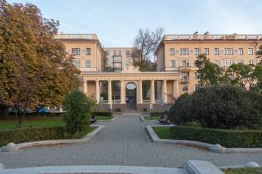 Minsk, Belarus. 15 Ekim 2023 'te Minsk' teki Independence Bulvarı 'nda, Stalinist 50' lerin binaları.