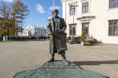 Minsk, Belarus. 15 Ekim 2023 Magistra Voit 'in başına dikilen anıt, Minsk Özgürlük Meydanı' nda anahtarla