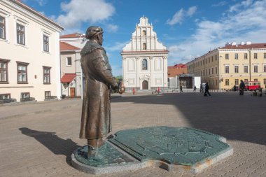 Minsk, Belarus. 15 Ekim 2023 Özgürlük Meydanı 'nın turistik yerleri. Minsk Voyt heykeli, Kutsal Ruh Kilisesi, Belediye Binası