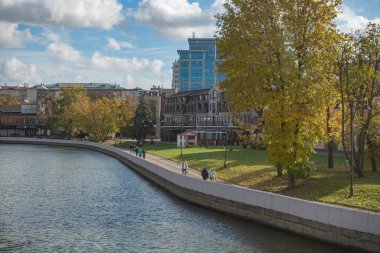 Minsk, Belarus. 15 Ekim 2023 Svisloch Nehri Embankment Bir sonbahar günü