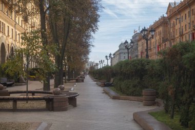 Minsk, sonbaharda Lenin Caddesi 'nde yürüyüş için rahat bir ara sokak.