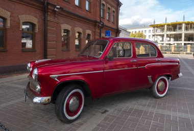 Minsk, Belarus. 15 Ekim 2023 Retro vagon Moskvich 407 tarihi itfaiye binası yakınında.