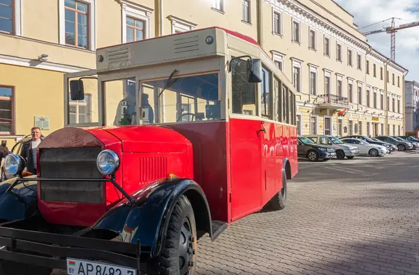 Minsk, Belarus. 15 Ekim 2023 30 'lu yılların otobüsü Özgürlük Meydanı' nda.