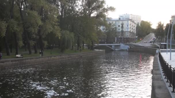 Rio Svisloch Minsk Perto Central Children Park Dia Outono — Vídeo de Stock