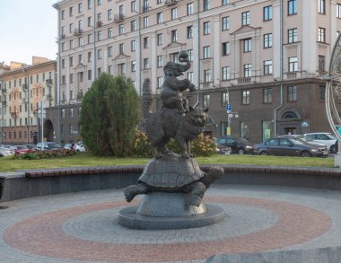 Minsk, Belarus. 15 Ekim 2023 Minsk Sirki yakınlarındaki heykeller kedi, kaplumbağa ve fil cambazı.