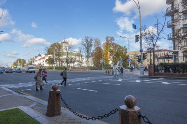 Minsk, Belarus. 15 Ekim 2023 Sonbaharda Lenin Caddesi 'ndeki Minsk Belediye Binası