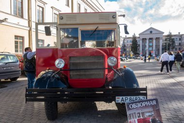 Minsk, Belarus. 15 Ekim 2023 Özgürlük Meydanı 'nda 30' ların ZIS-8 'inin turist retro otobüsü.