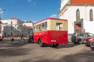 Minsk, Belarus. 15 Ekim 2023 Özgürlük Meydanı ZIS-8 Retro otobüsü