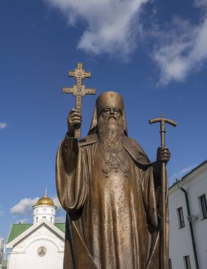 Minsk, Belarus. 15 Ekim 2023 Metropolitan Philaret Anıtı St. Cyril of Turov onuruna Minsk İlahiyat Akademisi 'nin arka planına karşı