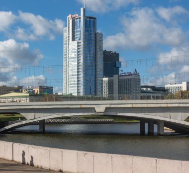 Minsk, Belarus. 15 Ekim 2023. Svisloch Nehri 'nin setinin manzarası