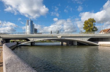 Minsk 'teki Svysloch Nehri, Naberezhnaya ve Royal Plaza İş Merkezi