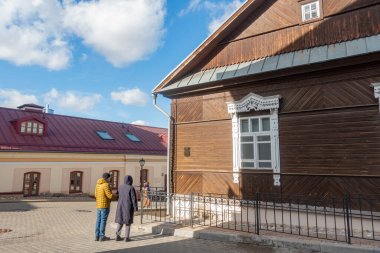 Minsk, Belarus. 15 Ekim 2023 Rappoport House yakınlarındaki turistler - Minsk 'te 19. yüzyılın tarihi binası.