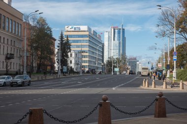 Minsk, Belarus. 15 Ekim 2023 Sonbaharda Minsk 'te Lenin Caddesi