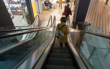 Minsk, Belarus. 15 Ekim 2023 Bir alışveriş merkezinde yürüyen merdiven