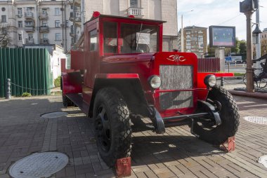 Minsk, Belarus. 15 Ekim 2023 Retro itfaiye aracı ZIS-5 1930-1940, ön görüş