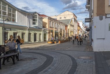 Minsk, Belarus. 15 Ekim 2023 19. yüzyılın tarihi binaları Komsomolskaya ve Revolyutsionnaya caddelerinde