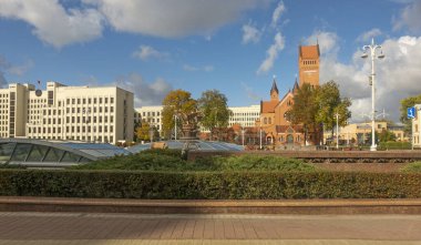 Minsk, Belarus. 15 Ekim 2023 Belarus Cumhuriyeti Hükümeti Evi, Heykel Üç Leylek ve Azizler Kilisesi Simeon ve Aziz Helena Kilisesi Minsk 'teki Bağımsızlık Meydanı' nda. TEXT TRANSLATION: Bağımsızlık Meydanı