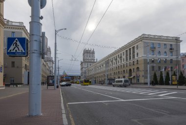 Minsk, Belarus. 15 Ekim 2023 Minsk Kapısı mimari topluluğu ve Kirov Caddesi 'ndeki tren istasyonunun görüntüsü