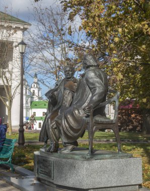 Minsk, Belarus. 15 Ekim 2023 'te besteci Stanislav Monyushko ve oyun yazarı Vikenty Dunin-Martsinkevich belediye binası yakınlarındaki parkta