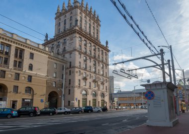 Minsk, Belarus. 15 Ekim 2023 İstasyon Meydanı 'ndaki Minsk Geçidi mimari binasının kulelerinden biri.