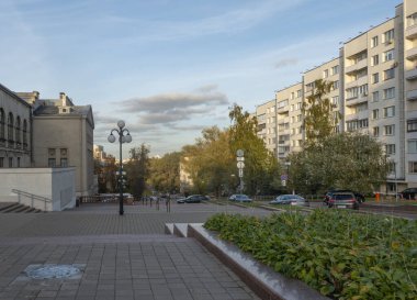 Karl Marx caddesinin Minsk 'te bir sonbahar günü görüntüsü