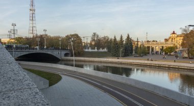 Minsk 'teki Svisloch Köprüsü üzerinde, Central Children' s Park 'ın yanında.