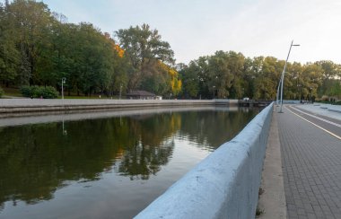 Sonbaharda, Minsk 'teki Svisloch Nehri' nde, Central Children 's Park yakınlarında.