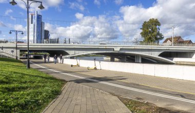 Bir sonbahar günü Minsk 'teki Svisloch Nehri' nin setinin manzarası