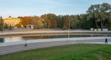 Minsk 'teki Svisloch Nehri manzarası. Bir sonbahar akşamı Central Children' s Park yakınlarında.