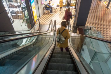 Minsk, Belarus. 15 Ekim 2023 Bir alışveriş merkezinde yürüyen merdiven