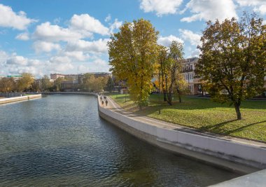 Bir sonbahar günü Minsk 'teki Svisloch Nehri' nin seti..