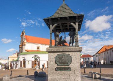 Minsk, Belarus. 15 Ekim 2023. Özgürlük Meydanı 'ndaki anıt tabela şehir pulları