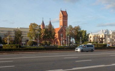  Independence Meydanı, Minsk 'in merkez meydanıdır. St. Simeon Kilisesi, St. Helena ve Hükümet Binası manzarası