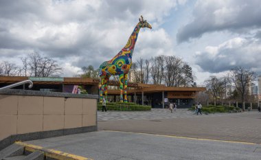 Kyiv, Ukrayna. Nisan 02, 2024 Kyiv Hayvanat Bahçesi 'nin giriş kapısı görünüyor.