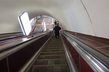 Kyiv, Ukrayna. 2 Nisan 2024 Kiev metrosunda yürüyen merdiven