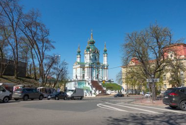 Güneşli bir bahar gününde Kyiv 'deki St. Andrew Kilisesi manzarası